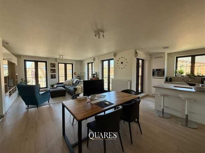 Cet appartement luxueux est situé au premier étage d&#039;une jeune résidence. L&#039;utilisation de matériaux haut de gamme de grande qualité et la disposition
