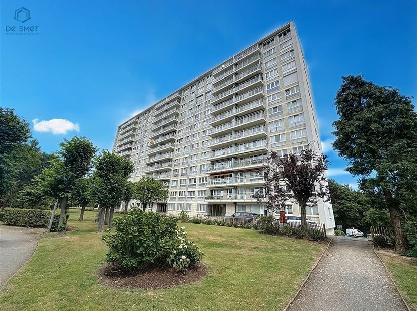 Appartement moderne et lumineux avec une vue magnifique&lt;br /&gt;
Situé au 12e étage dune résidence bien entretenue, ce bel appartement moderne et baigné