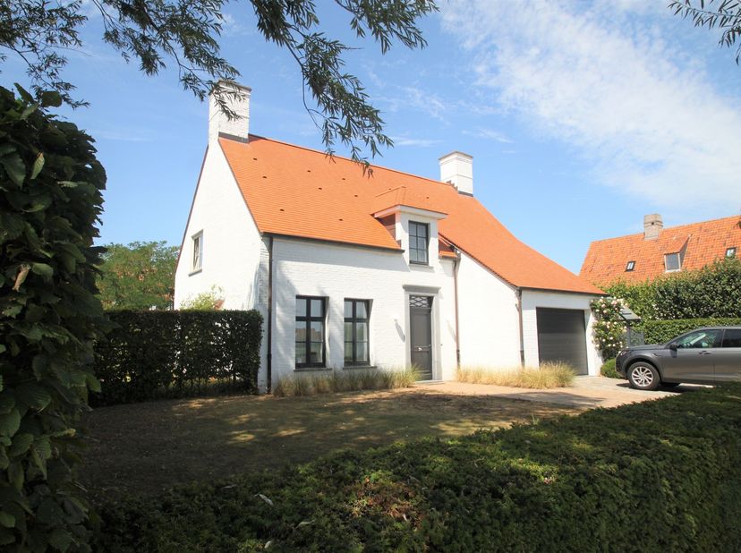 Magnifieke, ongemeubelde villa met open zicht op een rustige ligging aan de rand van het Zoute!&lt;br /&gt;
&lt;br /&gt;
INDELING: Inkomhal met vestiaire kast en