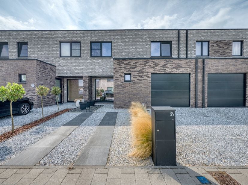 Deze recente woning is rustig gelegen in een aangename woonwijk nabij het centrum. Dankzij de vlotte bereikbaarheid en de nabijheid van winkels, schol