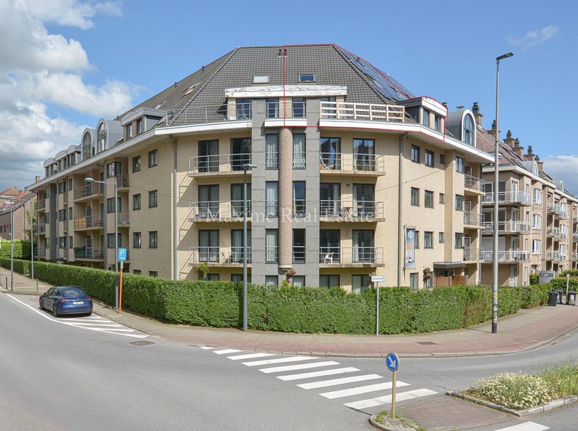 MAXIME REAL ESTATE vous présente ce superbe penthouse meublé avec une belle terrasse.&lt;br /&gt;
Situé à deux pas de Roodebeek (bus-tram-métro) et du Woluw