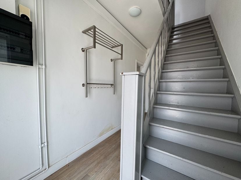 Zeer goed gelegen, instapklaar woonhuis met 3 of 4 slaapkamers en tuin&lt;br /&gt;
&lt;br /&gt;
Indeling gelijkvloers: inkomhal met trap naar verdiepingen, gasten