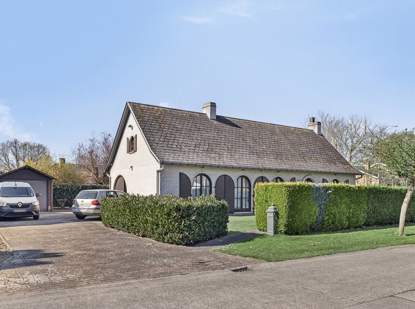 Cette maison individuelle de 3 chambres (surface 770 m²) est située dans un quartier résidentiel calme et à proximité des routes d&#039;accès. Cette maison
