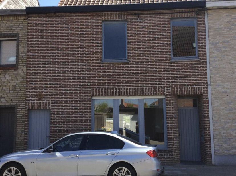 WOONHUIS MET GARAGE IN HULSTE -  &lt;br /&gt;
 &lt;br /&gt;
Nabij het centrum van Hulste vindt u deze lichtrijke rijwoning.  &lt;br /&gt;
Een aantal grote troeven van d