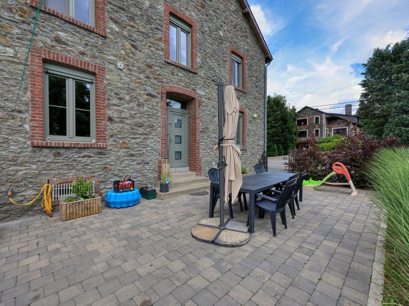 Dans le village de Bièvre, venez découvrir cette maison entièrement rénovée! Située dans une petite résidence, cette charmante maison 2 façades vous s