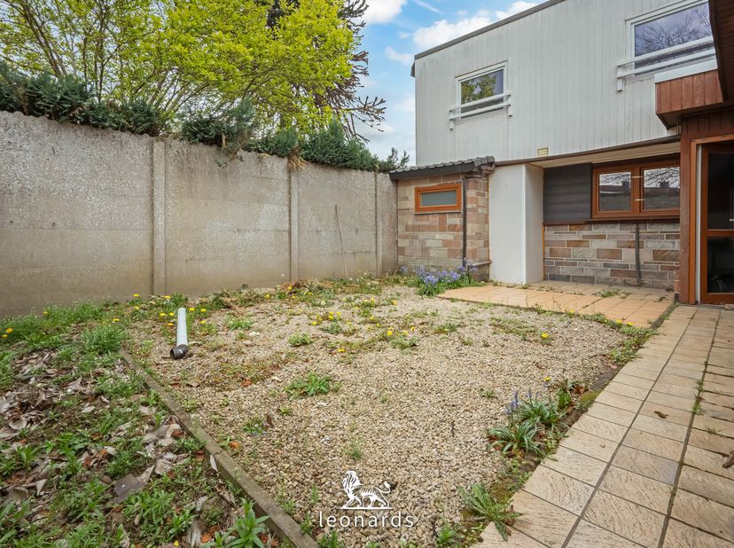 In de Bavikhoofsestraat 29 te Kuurne bevindt zich deze charmante woning met heel wat potentieel. De ligging is een absolute troef: rustig en toch cent