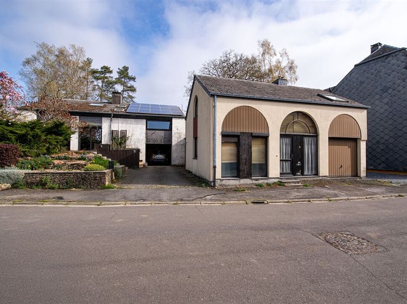 W Immobilière vous propose une maison darchitecte 4 façades située dans le village de Freylange (commune dArlon), sur un terrain de plus de 15 ares. L
