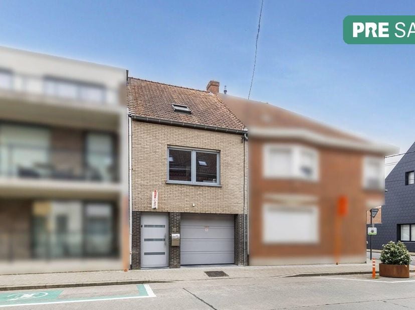 Dankzij de centrale ligging bevinden winkels, scholen en openbaar vervoer zich op wandelafstand, wat bijdraagt aan een optimaal wooncomfort. Bovendien