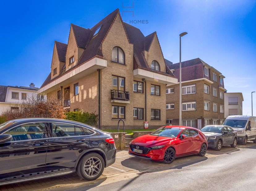Droomt u van een gezinsvriendelijk appartement aan zee, op een toplocatie vlak bij het strand? Dit ruim en volledig gerenoveerd appartement in Duinber