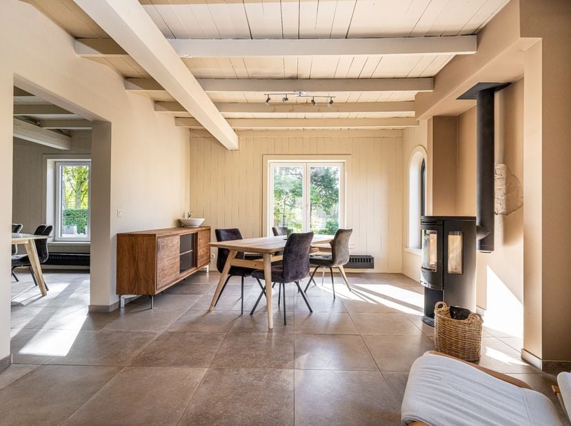 Vrijstaande woning gelegen in een landelijke omgeving te Meerle, vlakbij de Nederlandse grens, op een zuidwest georiënteerd perceel van ca. 9.756 m².