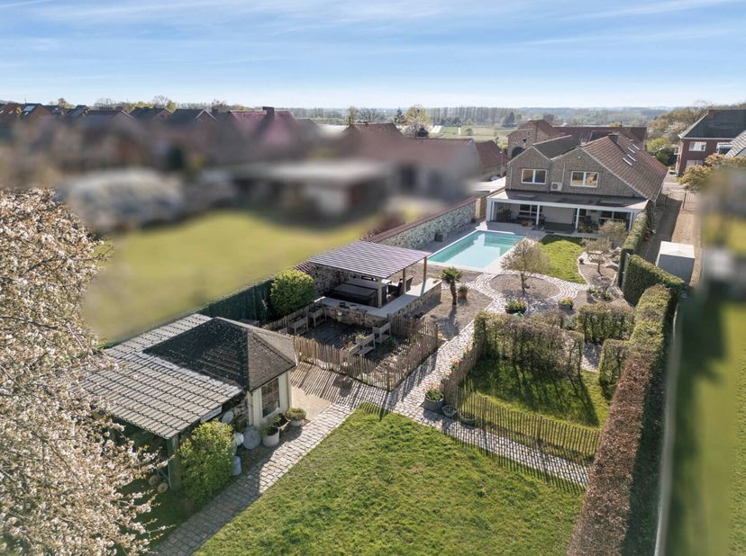 Deze met smaak gerenoveerde authentieke woning is gelegen langs de Groenstraat ter hoogte van nummer 67, op een riant perceel van 16a 16ca.&lt;br /&gt;
Het