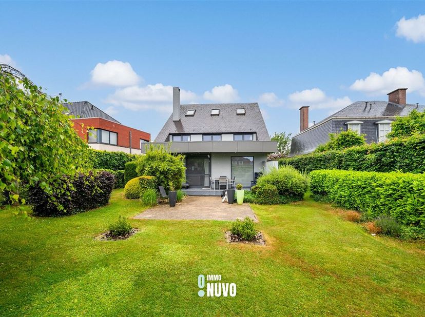 Maison détachée prête à emménager avec 4 chambres, jardin ensoleillé et garage&lt;br /&gt;
La maison offre une surface habitable généreuse de 209m² et est s