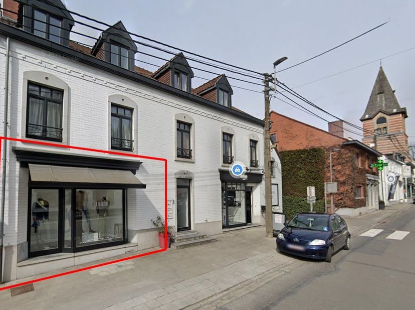 Au cur de Lasne, sur l&#039;axe principal&lt;br /&gt;
qui offre un MAXIMUM DE VISIBILITE,&lt;br /&gt;
REZ COMMERCIAL accueillant de +/- 50 m²&lt;br /&gt;
bénéficiant d&#039;une B