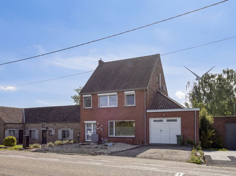 INSTAPKLARE GEZINSWONING MET 3 A 4 SLAAPKAMERS EN WERKHUIS OP VERRASSEND RUIM PERCEEL VAN 13A98CA TE ALKEN.&lt;br /&gt;
Deze instapklare, gezinswoning vinde