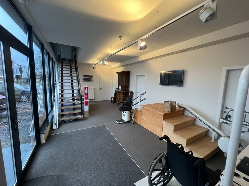 Bedrijfsgebouw (+/- 775m²) bestaande uit 225m² kantoren en 550m² magazijn/atelier.  Voldoende buitenruimte aanwezig met 15-20 parkeerplaatsen.  Het ka