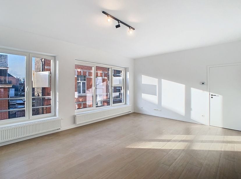 Modern appartement te huur in Tienen!&lt;br /&gt;
Dit prachtige, moderne appartement in Tienen biedt een combinatie van comfort, stijl en een uitstekende li