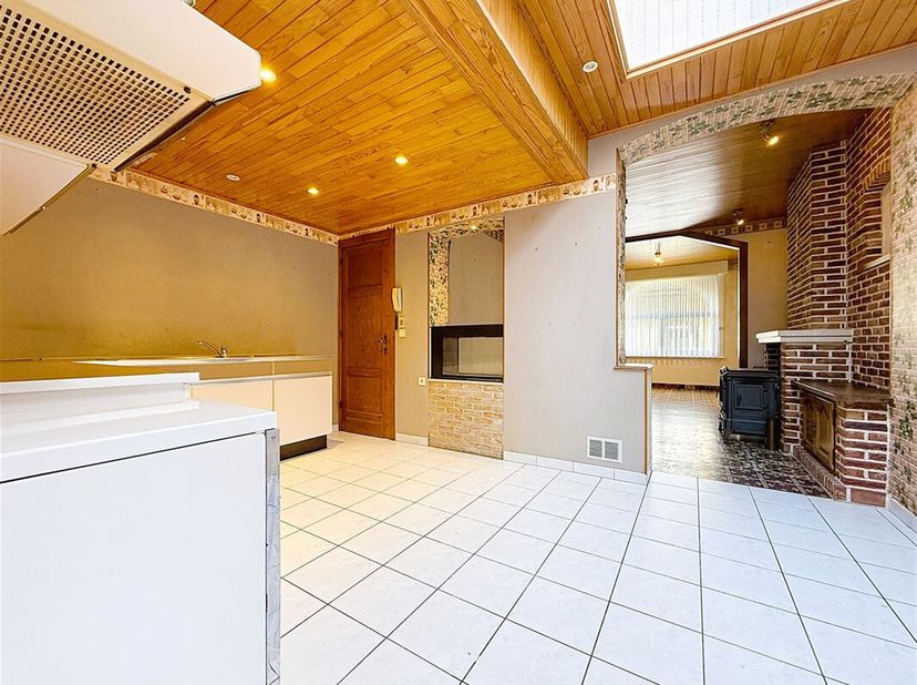Maison à vendre à Estaimpuis, située rue de l&#039;Yser, dans un quartier calme et agréable.&lt;br /&gt;
Au rez-de-chaussée, vous serez accueilli par un hall d&#039;e