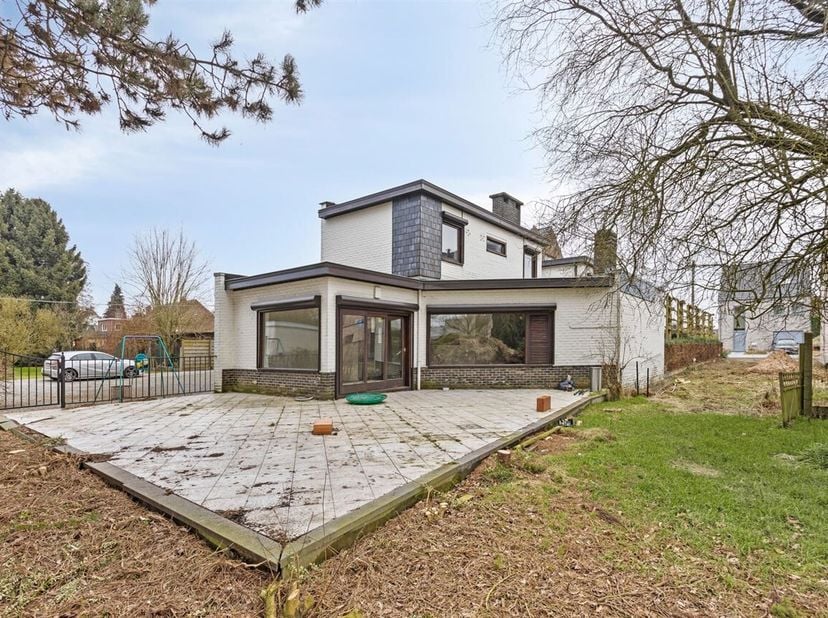 Charmante (te renoveren) driegevelwoning te Jezus-Eik op een perceel van +/- 5a12ca met een bewoonbare oppervlakte van +/- 175 m²: inkomhal met toilet