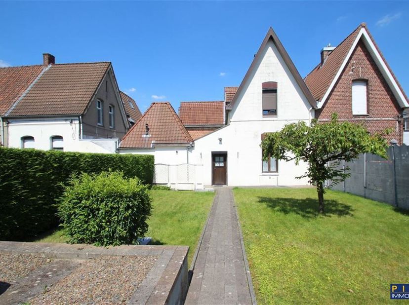 Sympathique maison 2 chambres, située aux abords immédiats (1ère couronne) de la ville, salon (Feu Ouvert), salle à manger, cuisine semi-équipée, sall