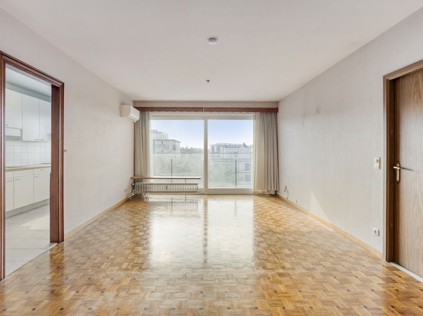 Bij het betreden van het appartement komt u binnen via een veiligheidsdeur in de inkomhal met praktische ingemaakte kasten. De lichtrijke woonkamer ve