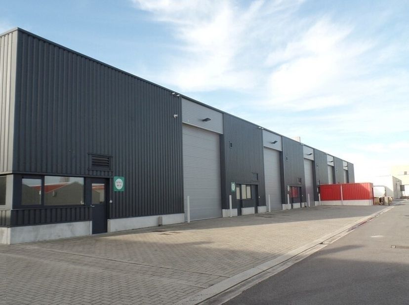 494m² recente opslagruimte&lt;br /&gt;
Ligging: industriepark Malle, langsheen N12 en vlakbij E34&lt;br /&gt;
Specificaties: gevel in aluminium sandwichpanelen, s