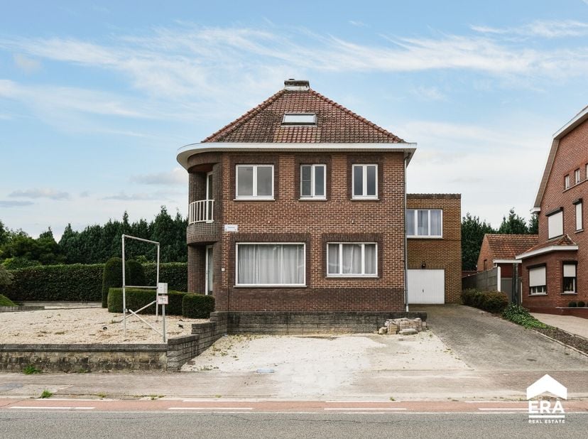 [[ DIT PAND NEEMT DEEL AAN DE ERA OPEN HUIZEN DAG OP 14/6 VAN 11:00 TOT 12:00 ]] Veelzijdige woning met commerciële mogelijkheden. Centraal gelegen op