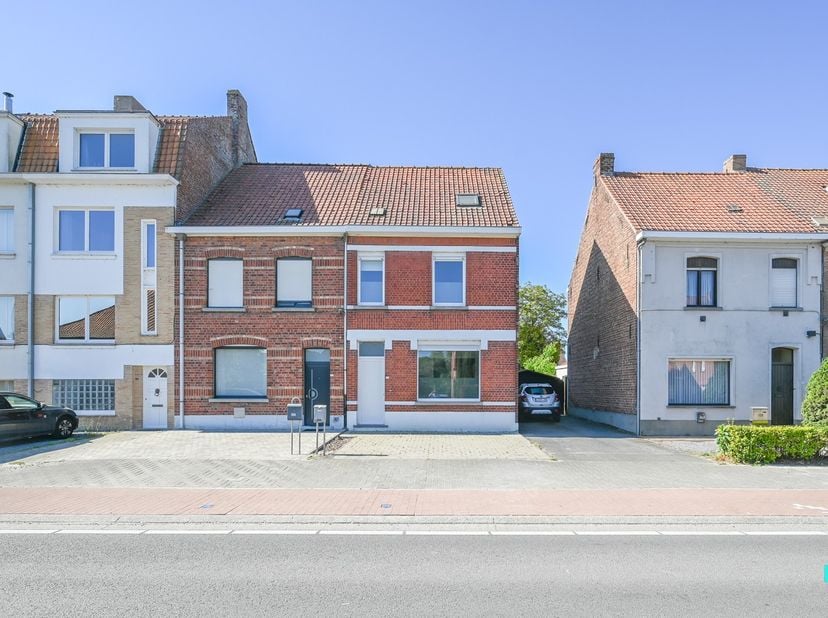 Ontdek deze verder op te frissen eengezinswoning met 4 slaapkamers en uitweg achteraan. De woning beschikt over een bewoonbare oppervlakte van 164 m²