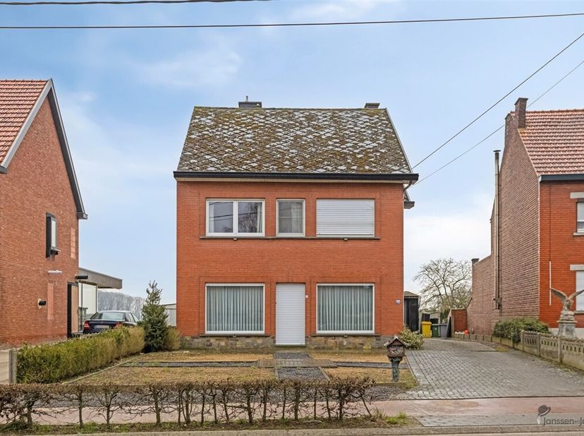 Propriété bien située dans la campagne de Kortenaken sur un terrain de 6a 62ca&lt;br /&gt;
Disposition :&lt;br /&gt;
Au rez-de-chaussée se trouvent un salon spaci