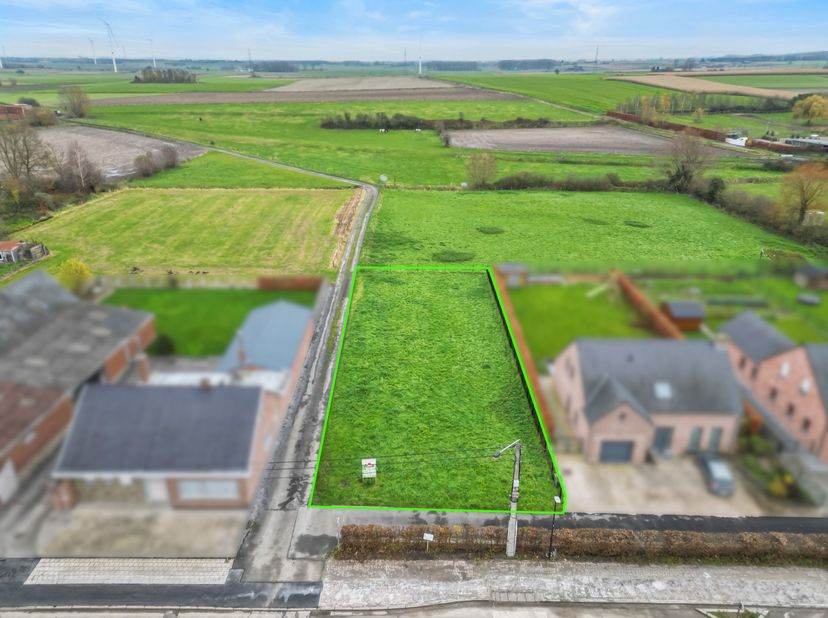 Bouwrijp perceel van 796 m² voor villabouw, gelegen in het charmante Hérinnes, een landelijke deelgemeente van Pecq net over de taalgrens. Dit perceel