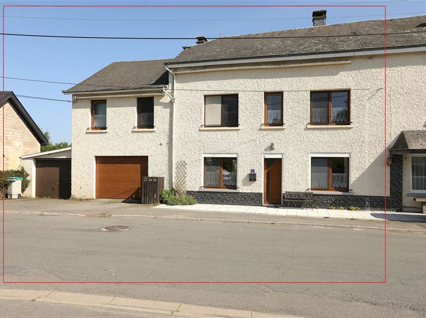 Ruime aangename woning op terrein van 394 m², ligt in het dorp Noirefontaine, deelgemeente Bouillon-sur-Semois.&lt;br /&gt;
Noirefontaine geniet van de nabi