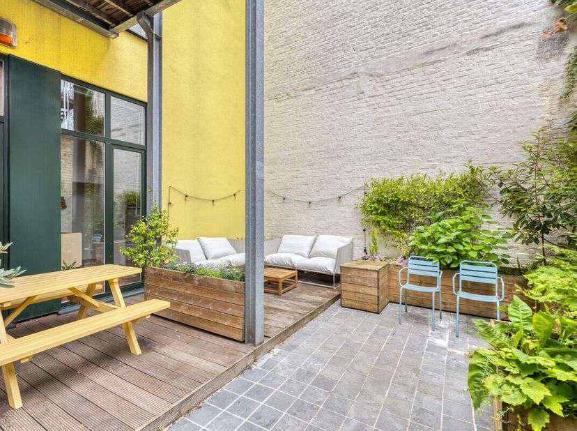 In het hart van Gent, tussen het Zuid en het historisch centrum, bevindt zich dit hippe appartement vol karakter. Het ligt op de gelijkvloerse verdiep