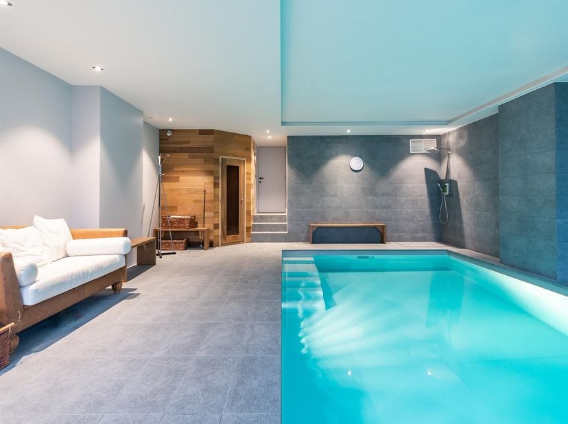 Gelegen aan de Molièrelaan, herenhuis met een bruto oppervlakte van ± 774 m², volledig gerenoveerd in 2017.De woning bestaat uit een inkomhal, een ves