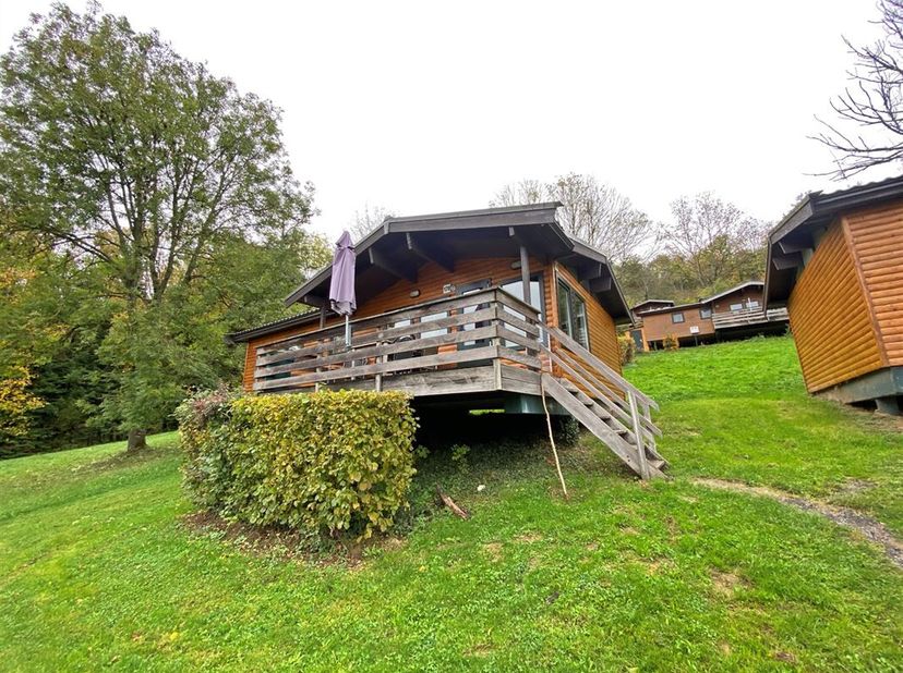 MCA Immobilier biedt u deze chalet n°178 op het park Vallée les Etoiles vlakbij Dinant, midden in de Ardennen op een eigen terrein van 253 m². Deze ch