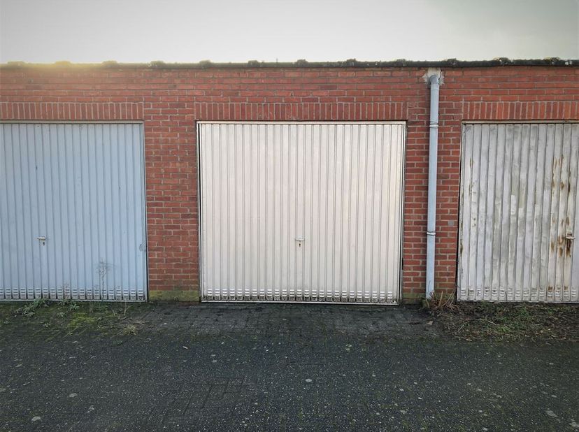 Op een uitstekende ligging in de wijk Buizegem vinden we deze gesloten garagebox met manuele kantelpoort te huur.&lt;br /&gt;
Bel snel voor deze individuele