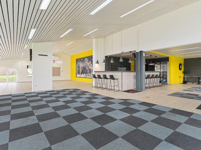 Grijp deze unieke kans om eigenaar te worden van een indrukwekkend handelshuis op een uitzonderlijke commerciële locatie, op een steenworp van het sta