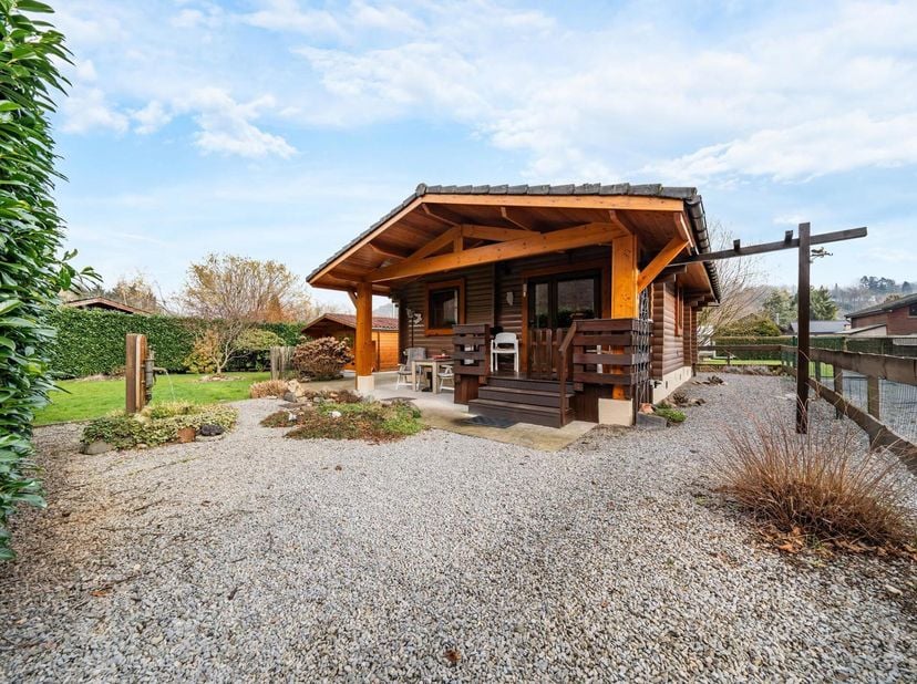 Contact : 0494 12 60 42 - We Invest Ourthe-Amblève et Laura sont ravis de vous proposer à la vente ce chaleureux chalet situé dans le domaine du Val d
