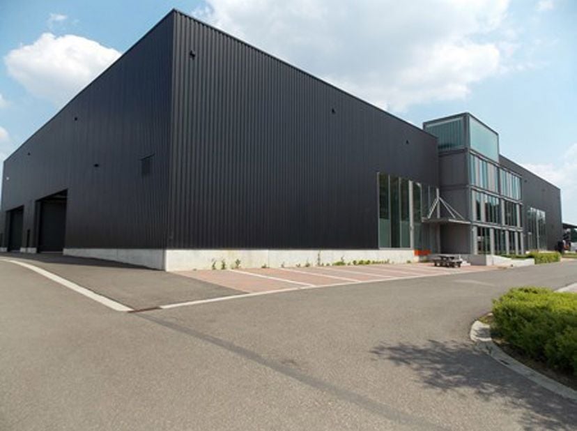 - Nieuwe gebouwen met professionele uitstraling&lt;br /&gt;
- Op 2,5 Km gelegen van afrit 24 (Geel Oost) van de E313 (Antwerpen - Luik)&lt;br /&gt;
- Gemeenschapp