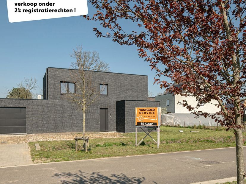 Ruime (228 m²) en kwalitatief afgewerkte zeer recente woning op leuk perceel van 527 m².Uitzonderlijk voordeel voor de koper : Deze woning wordt verko