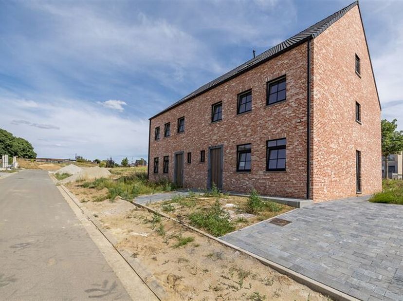 In deze woning woon je op de rand van de stad en een prachtig agrarisch gebied, waar uitstekende bereikbaarheid elkaar ontmoeten. Geniet van uitgestre