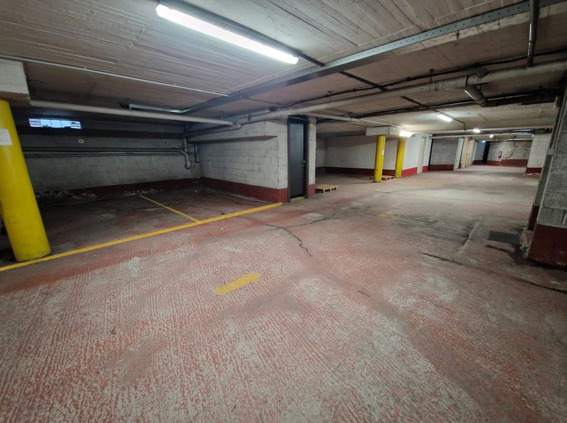 Place de parking souterraine située dans un parking entre l&#039;église et la gare de Vilvorde, à proximité de toutes les grandes voies d&#039;accès (Malines, A