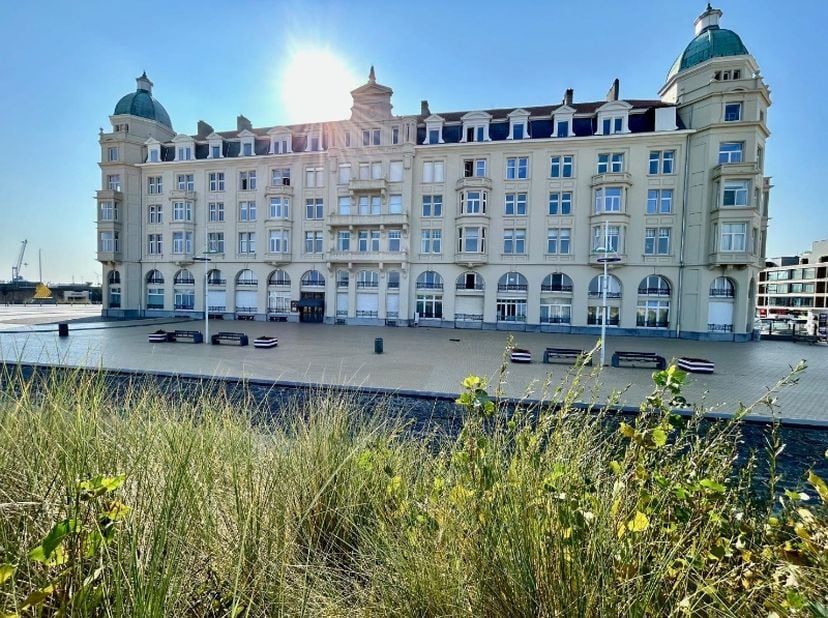 Horecazaak op de zeedijk van Zeebrugge in het prestigieuze gebouw “Residentie Palace”, bestaande uit een inkomhal met bergruimte, ingerichte commercië