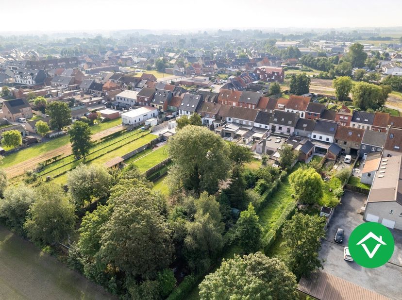 Ontdek deze veelzijdige eigendom met een ruim perceel van 1321m², gelegen langs de Stationsstraat in Eernegem. Deze woning biedt niet alleen een comfo