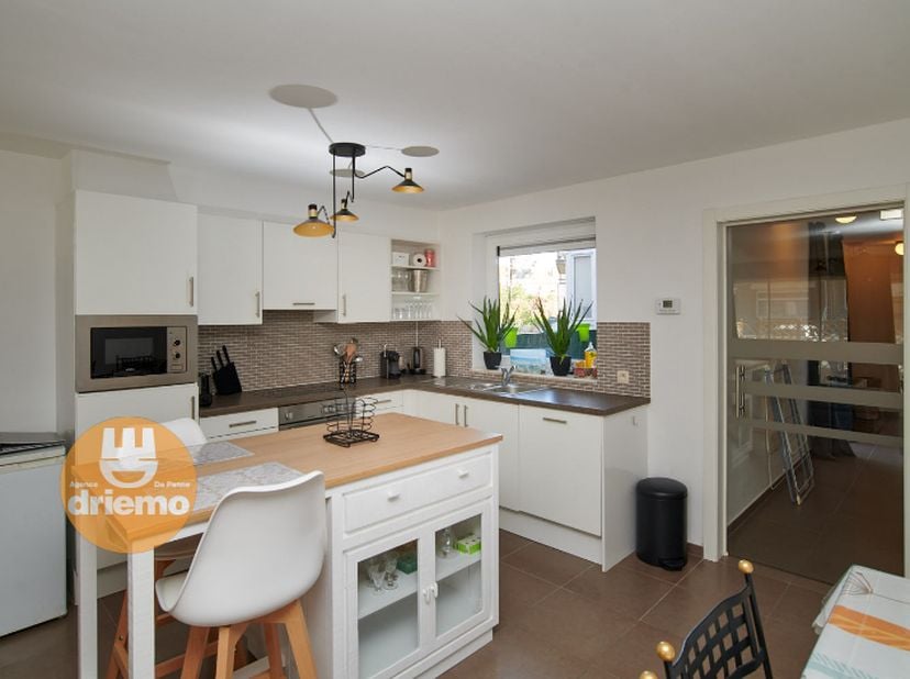 Gezellig, ruim appartement met twee slaapkamers op het gelijkvloers . Drie zonnige terrassen . Dichtbij het centrum , 10 min van het strand. Rustig ge