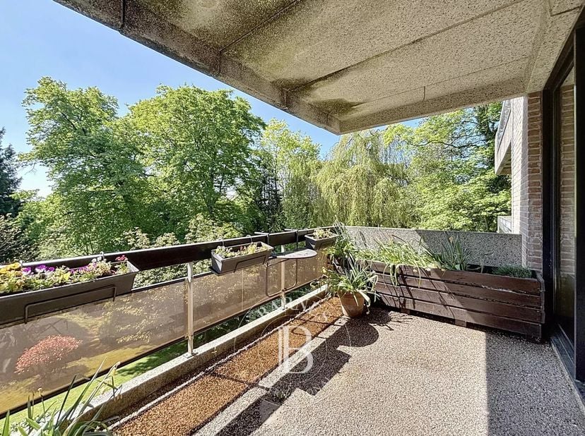 Uccle, Avenue Hamoir, Barnes Brussels vous propose en exclusivité cet appartement lumineux de 132m2 habitables (selon PEB) agrémenté de 2 terrasses et