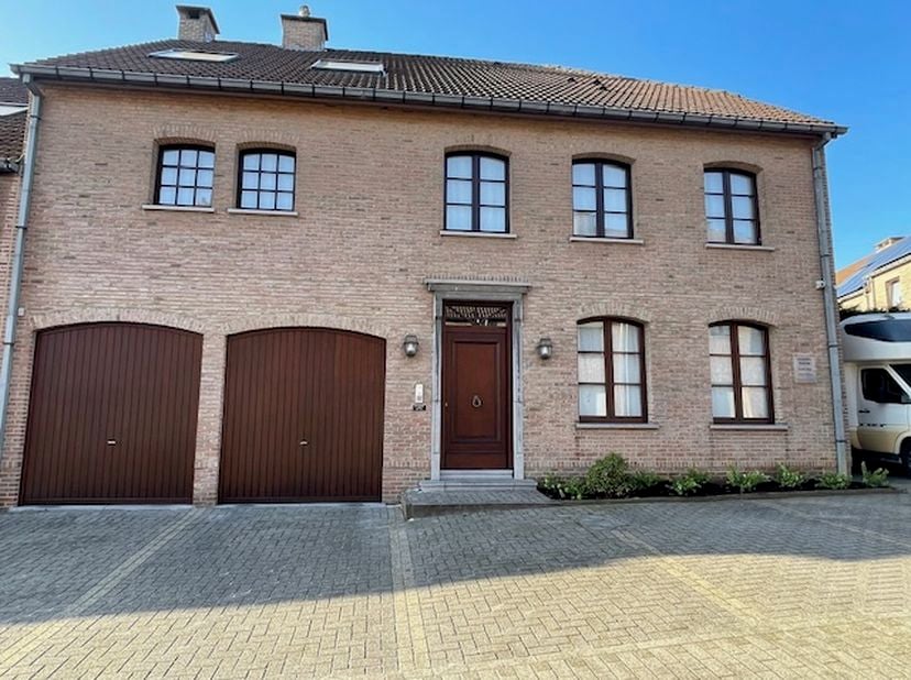 Maison 3 façades prête à emménager avec une superficie totale de 450 m², répartie sur 3 étages. Entièrement sous-solée (170 m²), idéale comme espace d