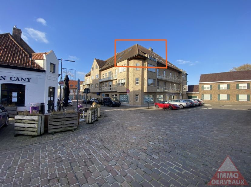 Gelegen in het centrum van Moorslede, vlak bij de kerk en omringd door alle nuttige winkels, biedt dit instapklare duplex appartement een combinatie v