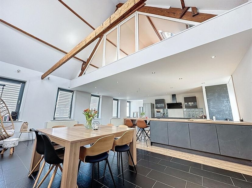 Situé en plein coeur du charmant village de Saint-Léger, ce magnifique duplex type loft séduit par ses volumes généreux, son cachet et sa lumière omni