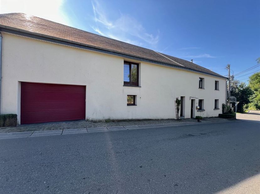 Située dans le village de Benonchamps, à proximité de la frontière luxembourgeoise, spacieuse fermette rénovée récemment. &lt;br /&gt;
Elle se compose dun h