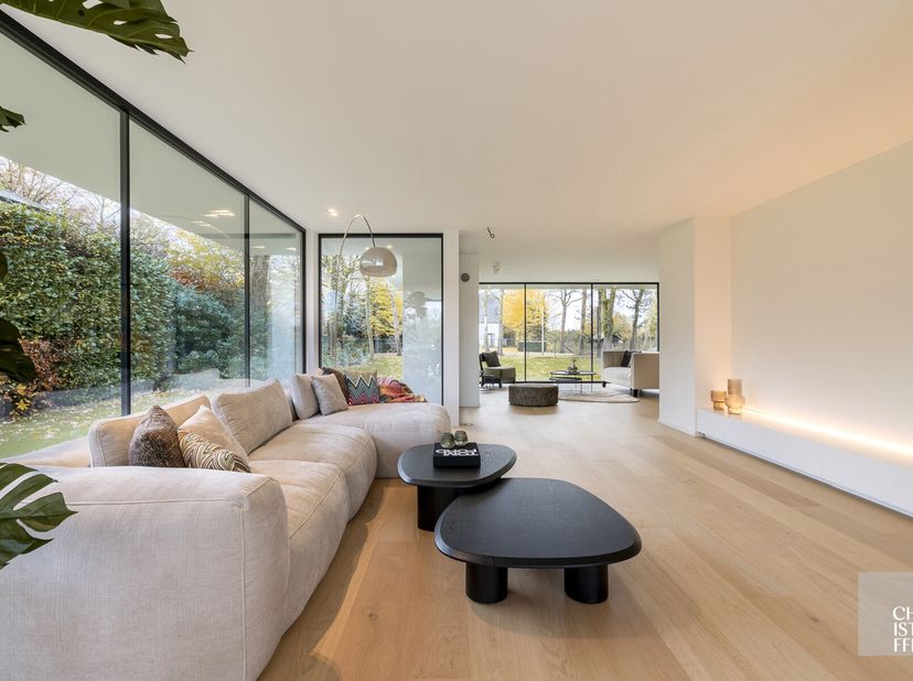 In de periode 2023-2024 onderging deze villa een complete renovatie, waarbij alleen hoogwaardige materialen en de nieuwste comforttechnieken werden to