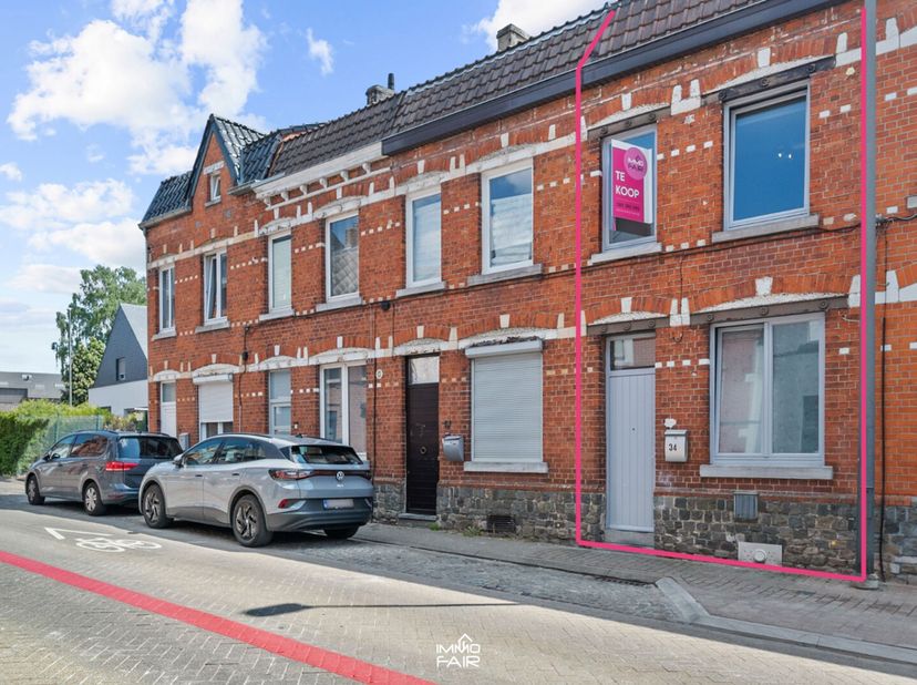 Deze betaalbare gezinswoning aan de Koninksemsteenweg 34 in Tongeren, gebouwd in 1938, ligt op zongeoriënteerd perceel van circa 150 m². De woning bev